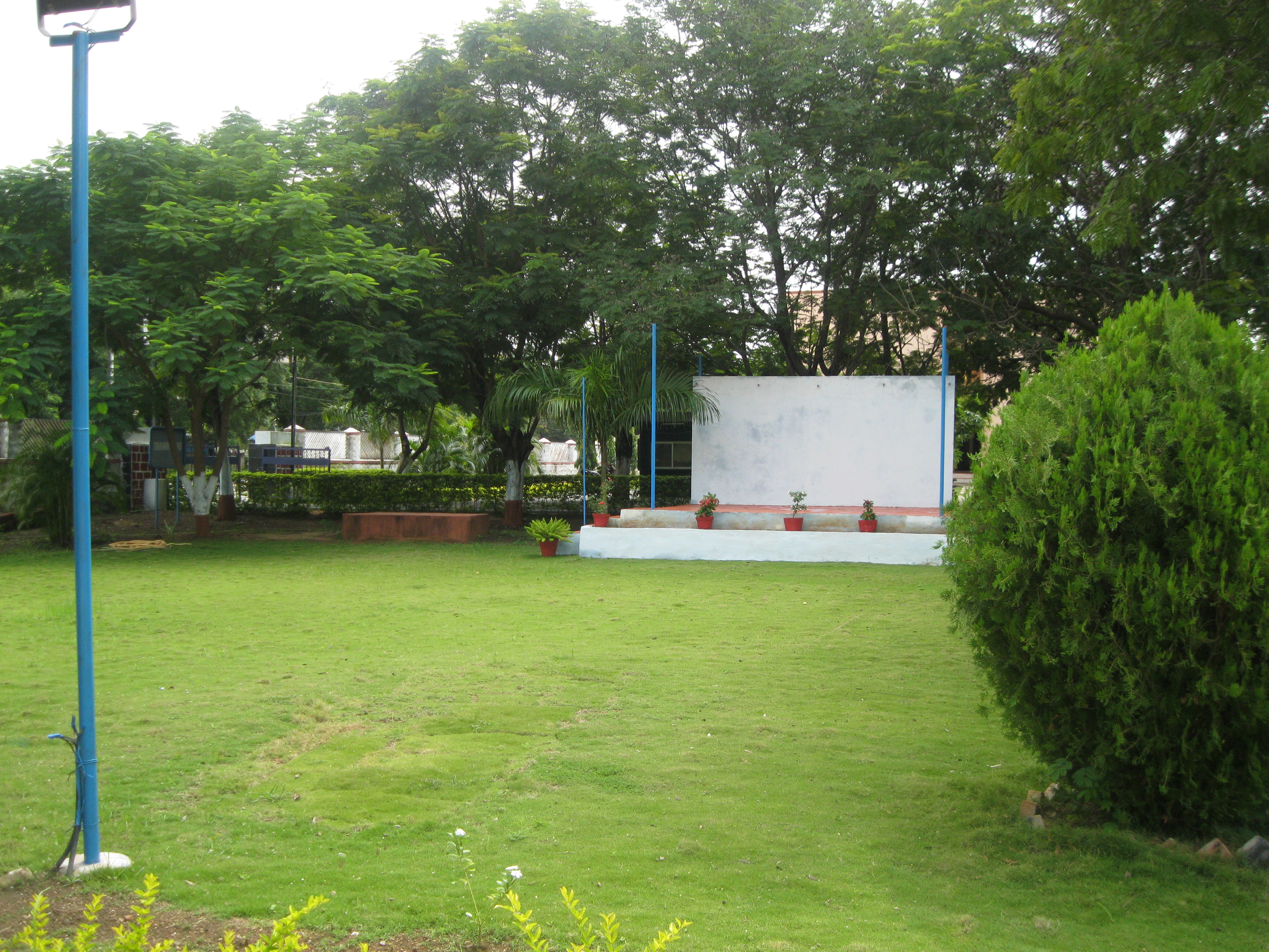 hostel garden1